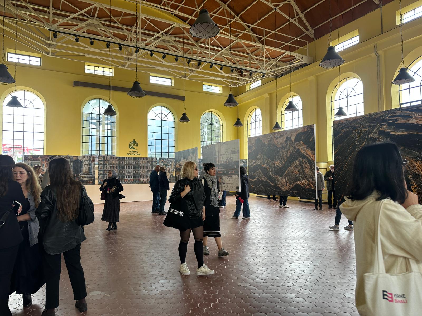 Edirne Bienali kapsamında Eski Elektrik Fabrikası’nda “Mekanın Tortusu: Yıkımın Eşiğinde” adlı karma fotoğraf sergisi gerçekleştirildi.